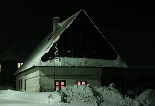 Noční zimní pohled na stavení